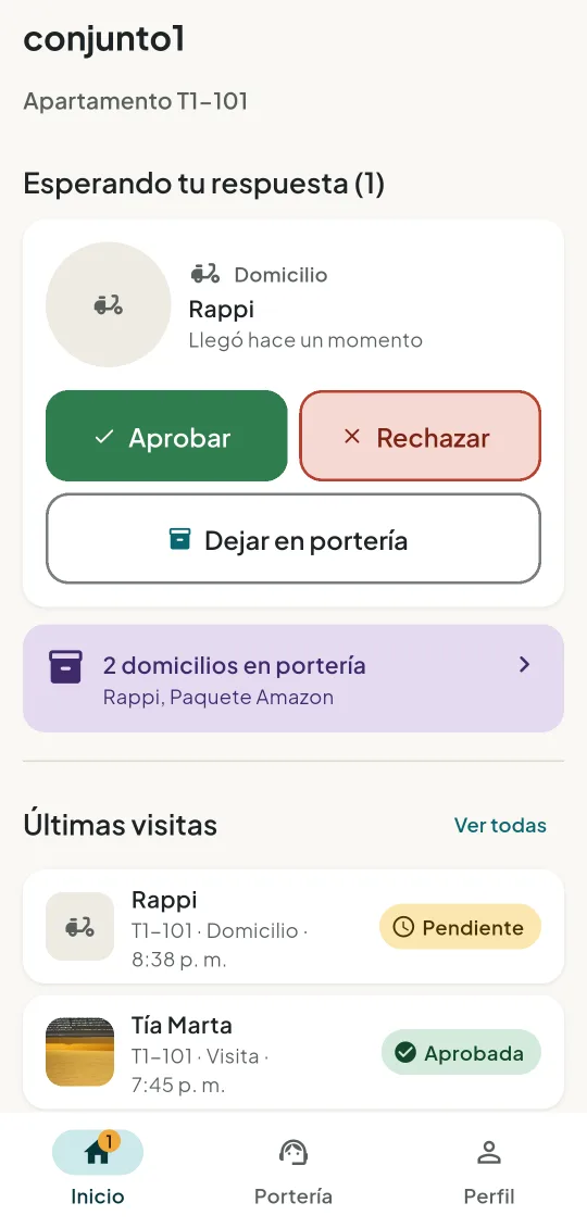 Celular del residente con un domicilio esperando respuesta: Aprobar, Rechazar o Dejar en portería