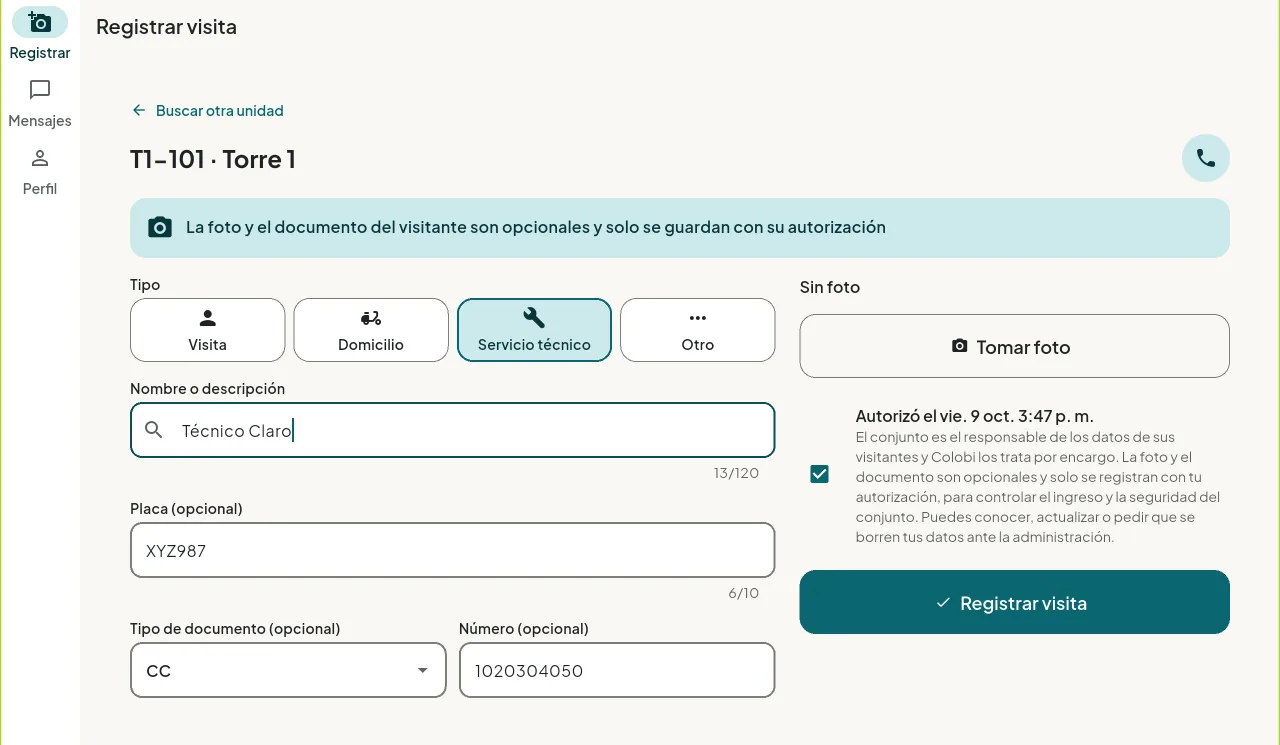 Tablet de portería registrando a un técnico con placa, documento y autorización de datos